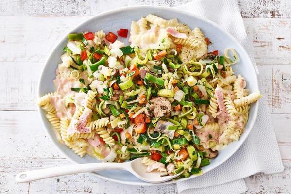 fusilli with vegetables and ham-cheese sauce
