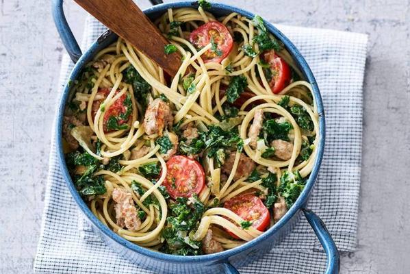 quick spaghetti with kale, cherry tomatoes and bratwurst