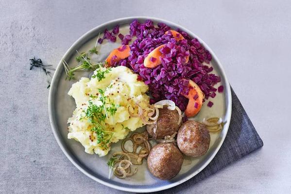 red cabbage with apple, mustard puree and meatballs