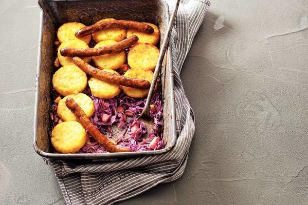 red cabbage with apple and sausages