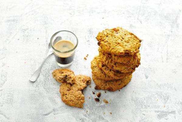 oatmeal cakes with nuts and raisins