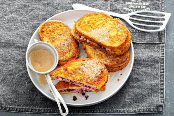 French toast with cinnamon cream cheese and fruit