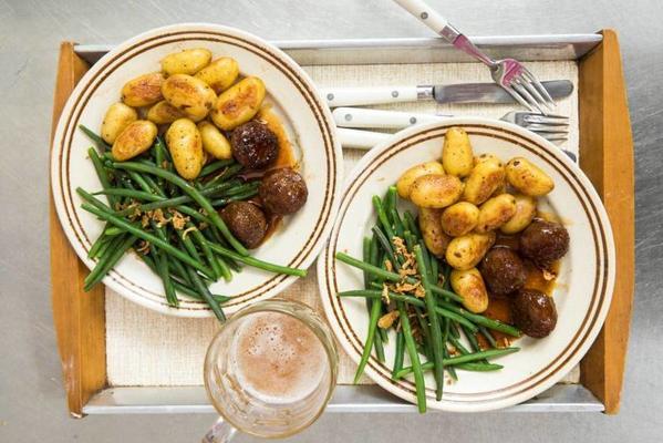 meatballs in beer sauce with bantam and green beans