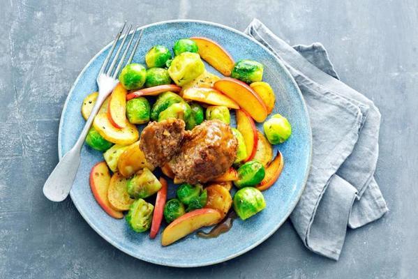 Dutch meatballs with sprouts and apple