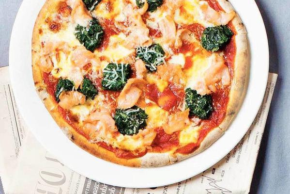 pizza salmon and spinach