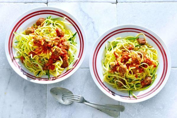 zucchini spaghetti with tomato sauce