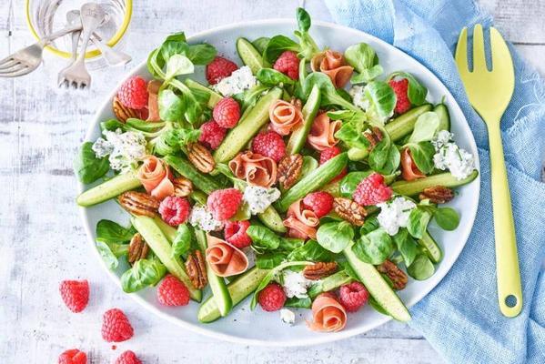 raspberry salad with gorgonzola