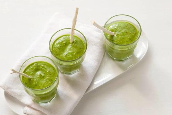 green smoothie with avocado and chia seed