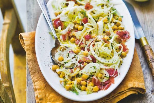 chickpeas with onion and raw ham