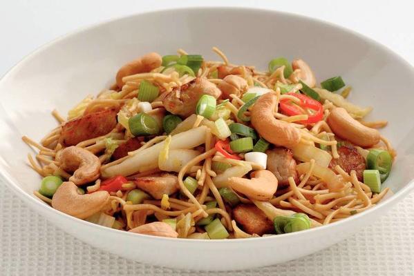 noodles with pork fillets and cashew nuts