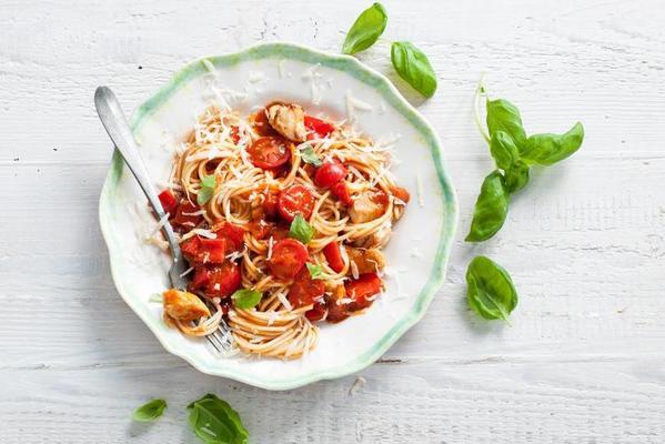 spaghetti with chicken, tomato and paprika