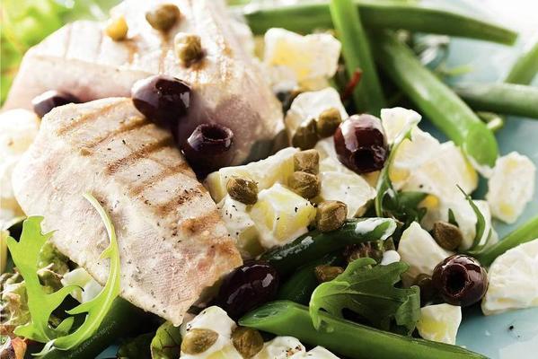 salad with green beans, potato and tuna