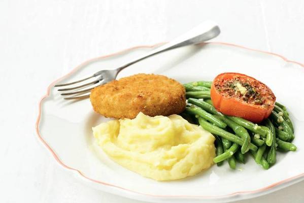 fish schnitzels and tomato with mashed potatoes