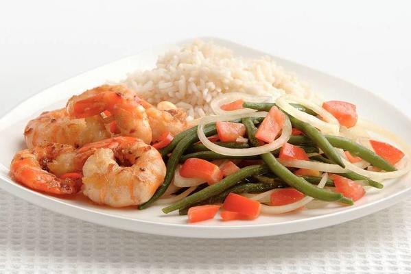 garlic shrimps with haricot salad