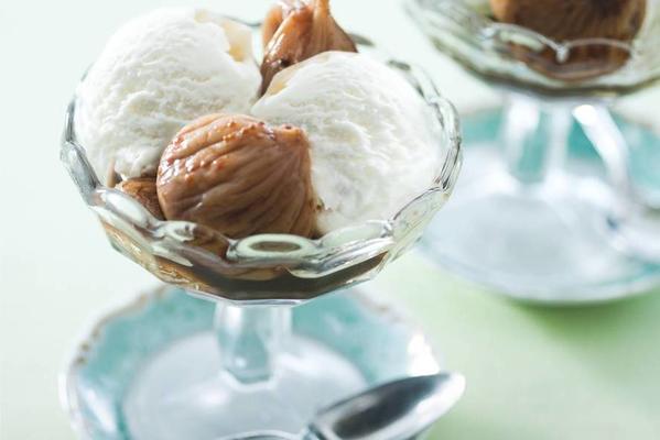 icecream ice cream with fig sauce
