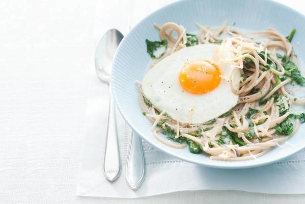 spinach pasta with fried egg