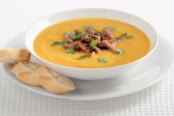 pumpkin soup with beef strips and baguette