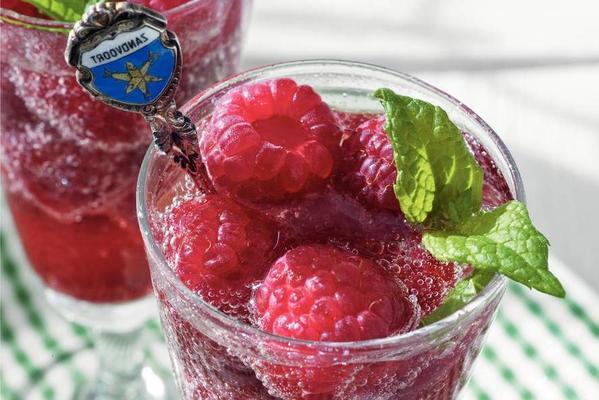 raspberries with prosecco