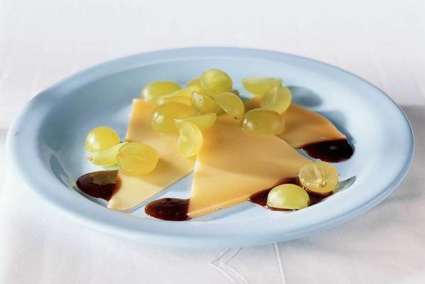cheese dots with grapes and apple syrup