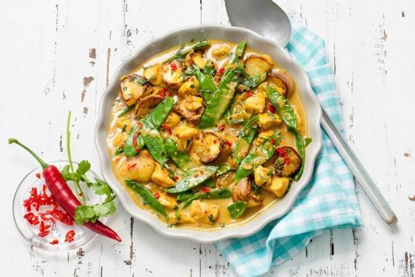 Indian curry with coconut milk, chicken and meirapen