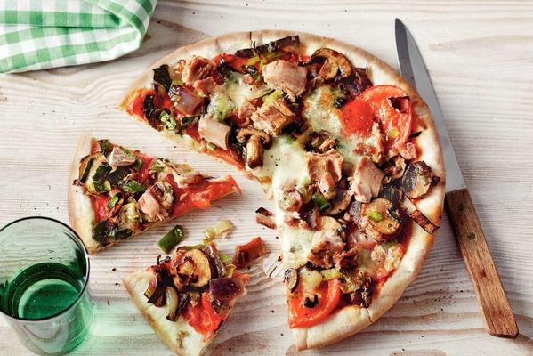 vegetable pizza with tuna