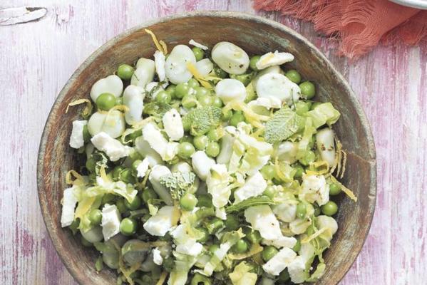 beans with endive and white cheese cubes