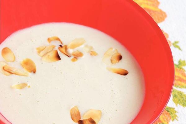 creamy cauliflower soup with almonds