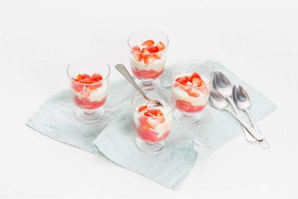 rhubarb with vanilla cream