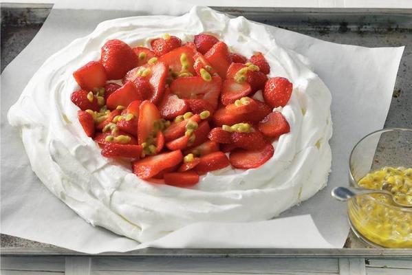 pavlova with strawberries