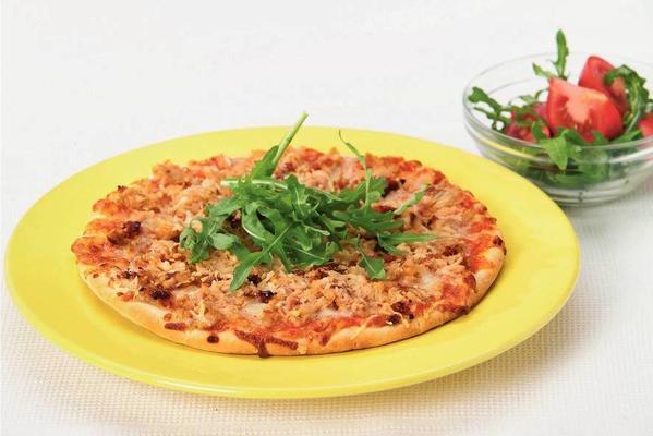 tuna pizza with fast tomato salad