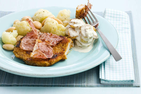 Wiener schnitzels with cauliflower and raw ham