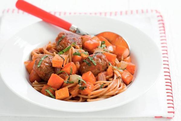 spaghetti with balls in tomato-cinnamon sauce