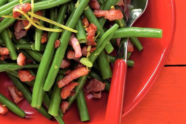 lukewarm salad of green beans with bacon-lemon dressing