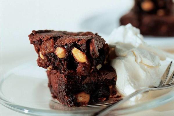 nuts-apricot brownies with honey cream