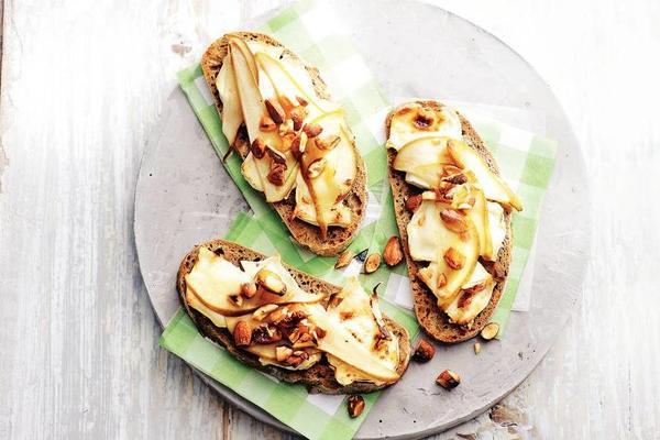 toast with goat's cheese, pear and almond