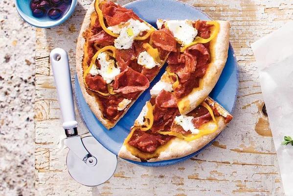 pizza ricotta, salami and paprika