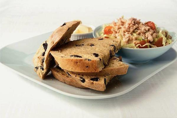 Italian tuna salad with olive bread