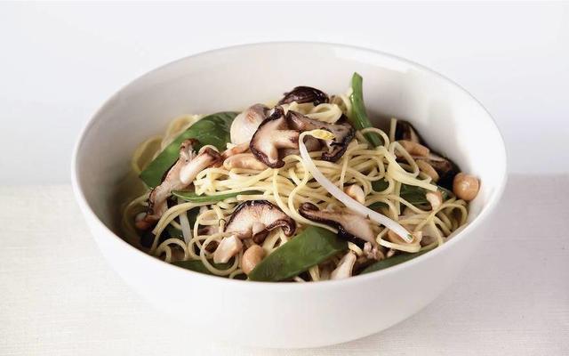 noodles with mushrooms and cashew nuts