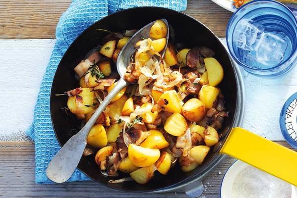 fried potatoes with bacon and onion