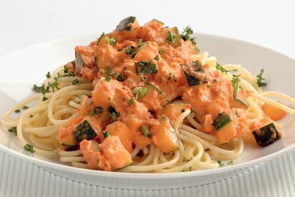 pesto spaghetti with tuna and zucchini