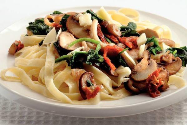 tagliatelle with mushrooms and spinach