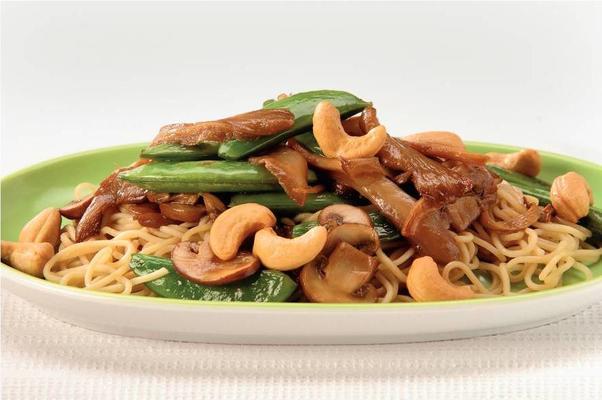 egg noodles with mushrooms and cashew nuts