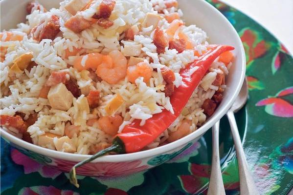 moksi alesi (Surinamese rice dish with shrimps and chicken)