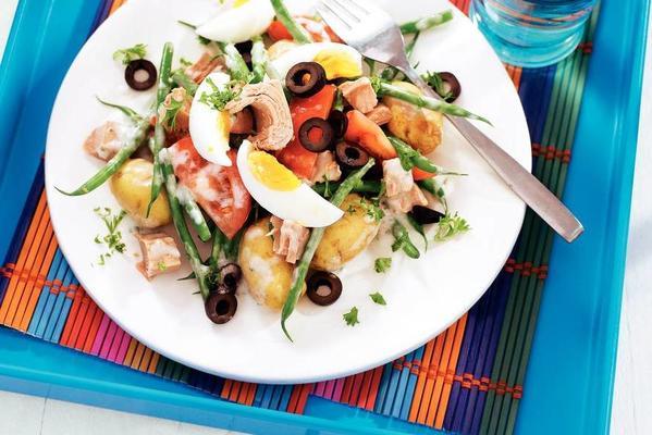 Mediterranean tuna salad with beans and olives