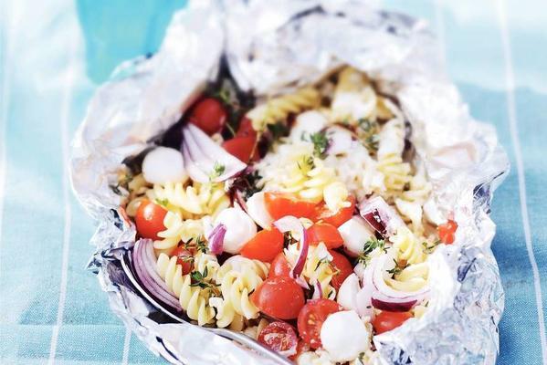pasta salad with tomato and thyme