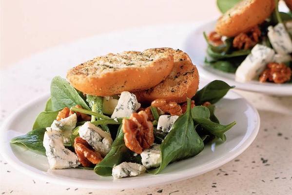 spinach salad with bluefin cheese