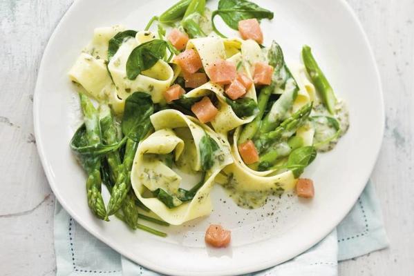 pasta with salmon, spinach and asparagus