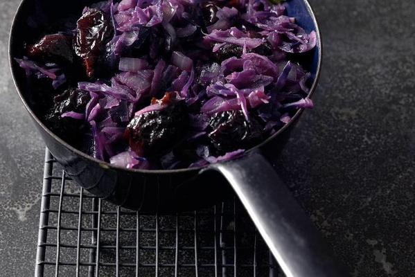 red cabbage with prunes