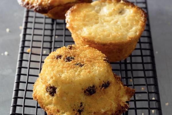 apple-raisin muffins