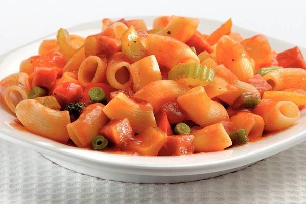 Dutch macaroni with summer vegetables